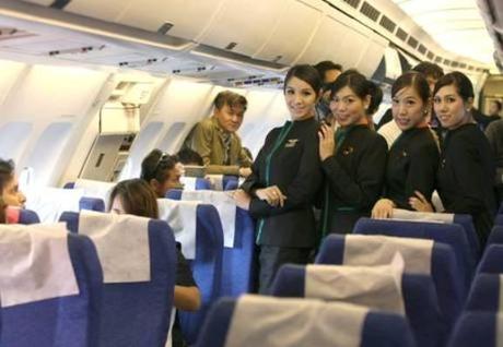 THAILANDIA: LA P.C. AIR ASSUME 4 HOSTESS TRANS