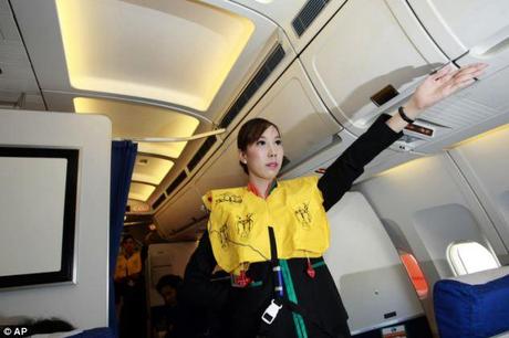 THAILANDIA: LA P.C. AIR ASSUME 4 HOSTESS TRANS