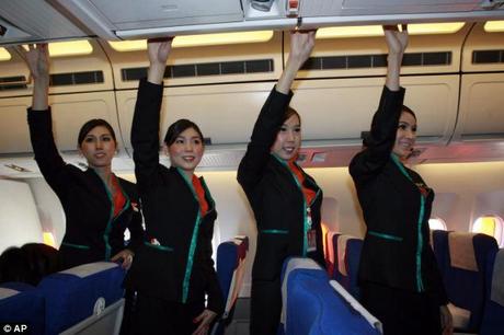 THAILANDIA: LA P.C. AIR ASSUME 4 HOSTESS TRANS