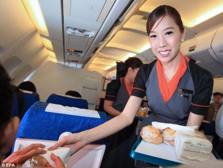 THAILANDIA: LA P.C. AIR ASSUME 4 HOSTESS TRANS