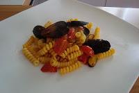 FUSILLI BUCATI ALLO ZAFFERANO CON COZZE E POMODORINI