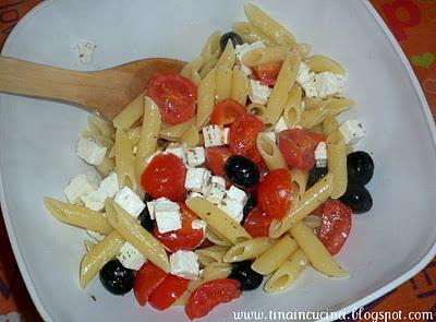 PENNE LISCE CON FETA, CILIEGINI, OLIVE NERE E CIPOLLE CARAMELLATE...ricordando la Grecia!