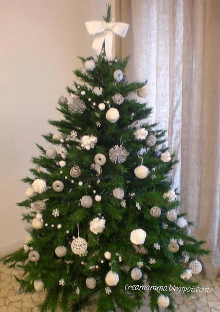 Un albero di Natale tutto bianco e argento