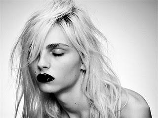 Andrej Pejic: un modello maschio per i push-up