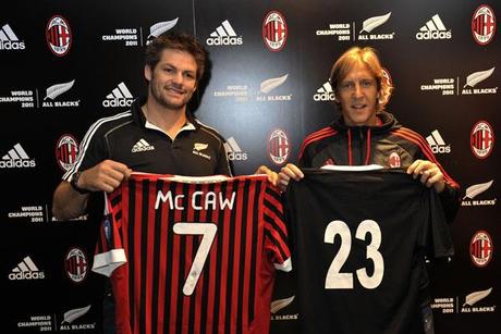 Rugby, All Blacks: giornata a Milano per McCaw. Scambio maglie adidas con Ambrosini del Milan