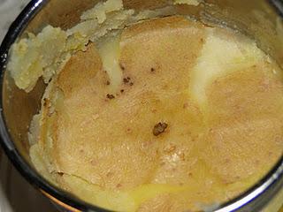 Cucinare e schiacciare le patate con la buccia