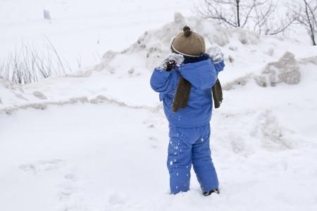 Un bambino che gioca sulla neve  Val d’Aosta: Causa neve bambini dormiranno a scuola