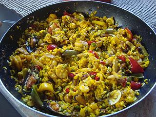 Paella con pesce e pollo