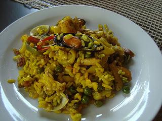 Paella con pesce e pollo