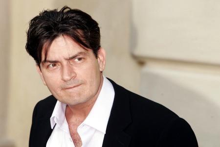 charliesheen Charlie Sheen pubblica, per errore, il suo numero su Twitter: costretto a cambiarlo