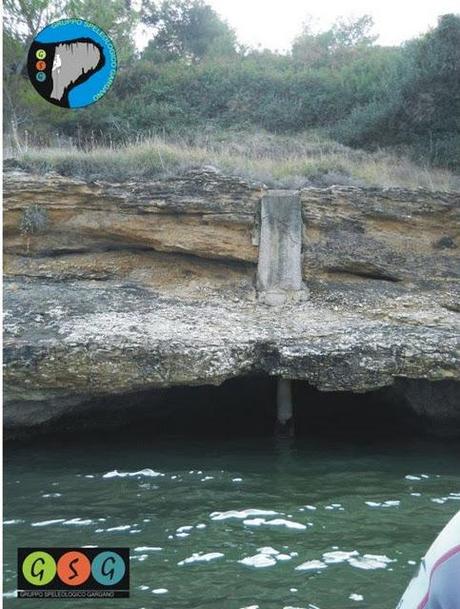 In una grotta marina di Vieste spunta una 