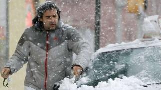 Maltempo: neve al nord, pioggia sul Tirreno, vento forte al centro sud. E calano le temperature