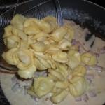 Tortellini di carne con panna e speck