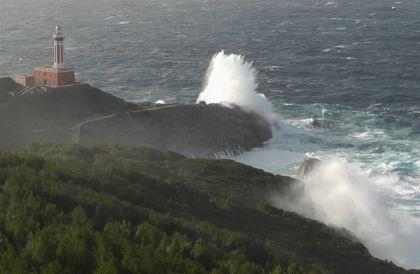 Tempesta di vento sulla Campania, una mareggiata isola Capri. Paura nel Lazio, tromba d'aria ad Asiago