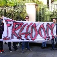 Ragazzi in corto alla manifestazione Rossella Libera. 7 dicembre 2011 Oristano, foto proprietà riservata Mediterranews 