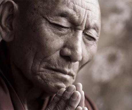 Monaci tibetani attraverso la visione remota vedono un intervento extraterrestre nel 2012