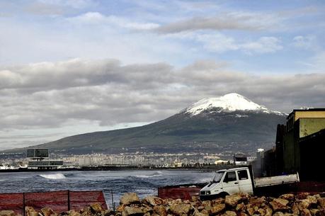 Con il Vesuvio innevato, buon inizio settimana