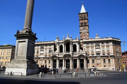 Romeno prende a sassate il portale della basilica di Santa Maria Maggiore a Roma. Arrestato