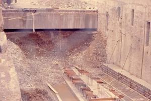 I pensionati sono famosi per il fatto che curiosano nei cantieri, passano le ore a controllare i lavori. Ricordo quando hanno fatto la metro a Sesto.