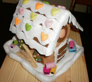 La gingerbread house di feltro. Tutorial / La maison pain d'épices en feutrine. Tutoriel