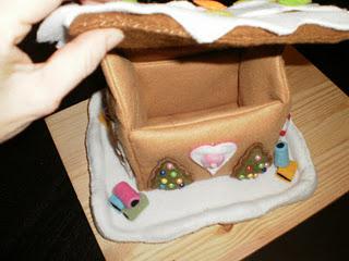 La gingerbread house di feltro. Tutorial / La maison pain d'épices en feutrine. Tutoriel