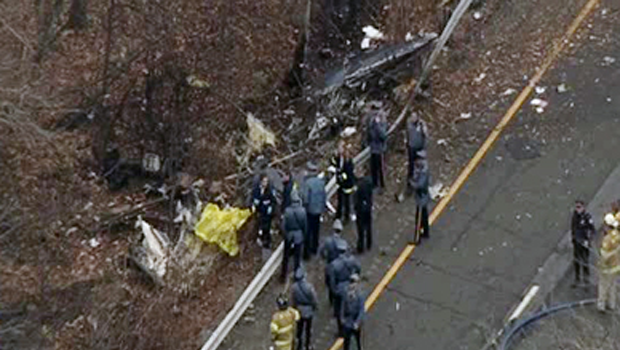 Piccolo aereo con 5 persone a bordo (tutte morte) si schianta su un trafficatissima strada nella zona di New York