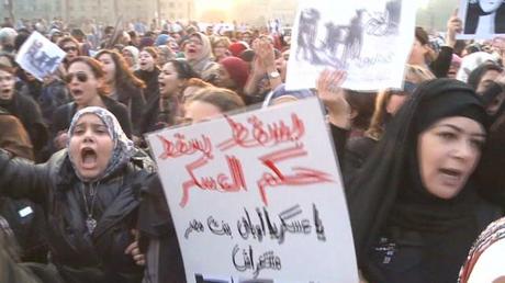 Donne in piazza a Il Cairo contro la violenza