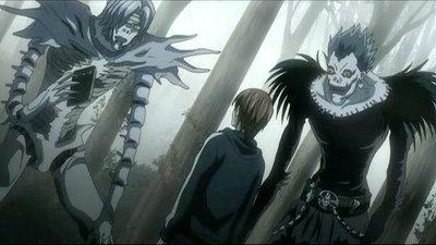 Yagami circondato da Rem e Ryuk, due shinigami