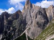 Cede parete rocciosa alla base Sass Maor, gruppo delle Pale Martino Trentino. Cancellate alpinistiche
