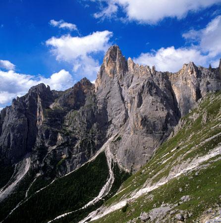 Cede parete rocciosa alla base del Sass Maor, nel gruppo delle Pale di San Martino in Trentino. Cancellate tre vie alpinistiche