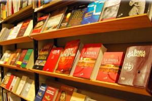 Aumentano i lettori di libri religiosi, anche grazie agli editori laici