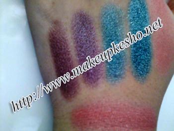 water eyeshadow sulla mano