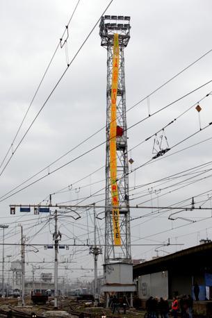 Taglio dei treni notturni, su una torre per protesta a Milano