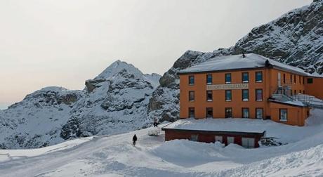 S'incendia rifugio sul Monte Rosa: portate in salvo nove persone