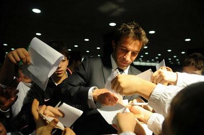 Del Piero travestito da Babbo Natale fa gli auguri ai suoi tifosi