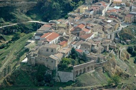 Spara ai vicini e ne ammazza tre.Tutto per una canna fumaria che dava fastidio. E' accaduto nel potentino