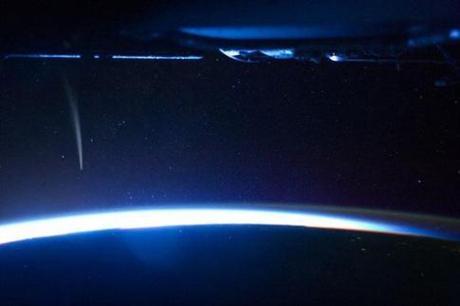 Ecco “vera” cometa Natale fotografata astronauta della Stazione spaziale. sopravvissuta incontro ravvicinato sole. augurio 