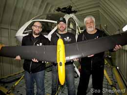 Il Capitano Paul Watson, Sea Shepherd pilota Chris Aultman e Sea Shepherd Security Officer Jeffrey Milstein con il ronzio del gancio della Steve Irwin.  Foto: Barbara Veiga