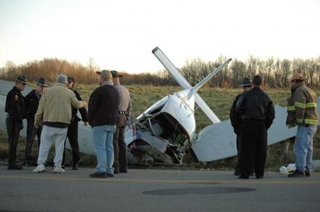 Monomotore si schianta su un aeroporto rurale in Ohio: due morti, il pilota gravissimo