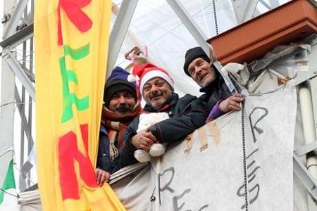 Protesta torre Stazione Centrale A Natale continua la protesta dei 3 operai sulla torre a Milano