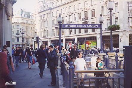 Ragazzo ucciso in Oxford street a Londra, mentre impazza la giornata dei saldi