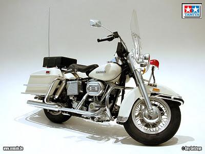 Harley-Davidson FLH 1200 Police Bike 1973 by Sennake (Tamiya)