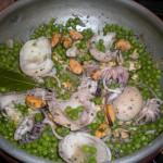 Seppie con piselli, cozze e vongole al vino rosè