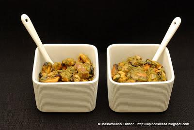 la ricetta finger food per l'apericena (o aperi cena) del veglione di capodanno: cozze con crema di broccoletti e pancetta affumicata arrostita