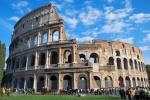 Roma, cade un frammento dal Colosseo