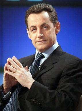 Dopo 2 giorni di astinenza oggi ho sentito un Tg, ed ho saputo del dramma di Sarkozy. E’ un delirio, ma non siamo soli.