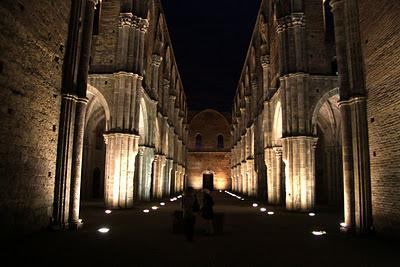 l'abbazia di San Galgano dopo il tramonto