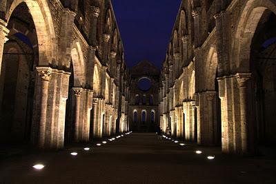 l'abbazia di San Galgano dopo il tramonto