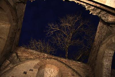 l'abbazia di San Galgano dopo il tramonto