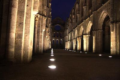 l'abbazia di San Galgano dopo il tramonto